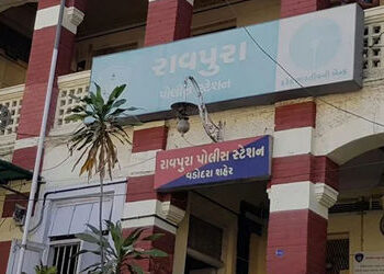 લેટ આવવા બાબતે ટોકતા બે કર્મચારીઓએ વેપારીને માર મારી લોહીલુહાણ કરી નાખ્યો | Two employees beat up bu…