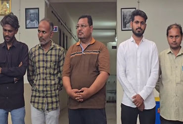 અમદાવાદના નારોલમાં વીજ કરંટથી દંપતીના મોતનો કેસ: AMCના અધિકારીઓ સહિત પાંચ લોકોની ધરપકડ | Couple dies…