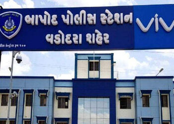 તલાટીની પરીક્ષામાં મોબાઇલ ફોન લઇને બેઠેલા ઉમેદવાર સામે ગુનો | Crime against candidate who was sittin…