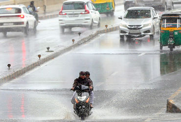 સુરત જળબંબાકાર, લિંબાયતમાં એક કલાકમાં સાડા ચાર ઇંચ વરસાદ, વાહન-વ્યવહાર ખોરવાયો | heavy rain surat 4 …