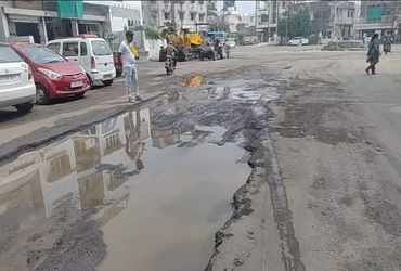 વડોદરાના નવાપુરા વિસ્તારમાં માર્ગ ખખડધજ બનતા પેચવર્કની માંગ | Demand for patchwork as roads become b…