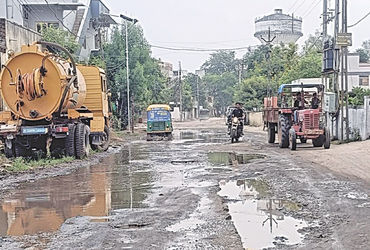 ડાકોર પાલિકાના વોર્ડ નં.-6 માં ગટરના પાણી રોડ પર રેલાતા રોગચાળાનો ભય | Fear of epidemic as sewage wa…