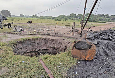 થાનના રાવરાણી ગામની સીમમાંથી ગેરકાયદે કાર્બોસેલનું ખનન ઝડપાયું | Illegal mining of carbocell was cau…