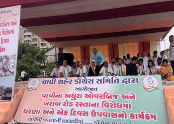 વાપીમાં રેલવે ફલાય ઓવરની કામગીરી મંથરગતિએ અને બિસ્માર માર્ગ સામે કોંગ્રેસના ધરણા | Congress protest …