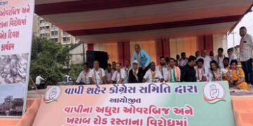 વાપીમાં રેલવે ફલાય ઓવરની કામગીરી મંથરગતિએ અને બિસ્માર માર્ગ સામે કોંગ્રેસના ધરણા | Congress protest …