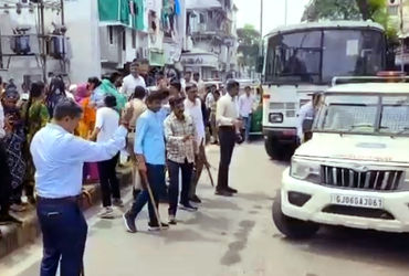 ટોળાએ જૂનીગઢી વિસ્તાર તરફ ધસી જઇ ભારે પથ્થરમારા સાથે તોડફોડ કરી | The mob rushed towards the Jureiga…