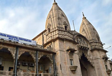 બાપોદના વ્રજરજ કોમ્પ્લેક્ષમાં કોમર્શિયલ પ્રવૃત્તિથી રહીશોમાં રોષ | Residents angered by commercial a…