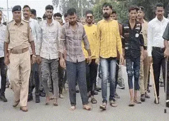 ગોધરામાં પોલીસ સ્ટેશન પર હુમલાનો વિવાદ: ધમાલ મચાવનારા આરોપીઓનું પોલીસે કાઢ્યું સરઘસ | Godhra Police …