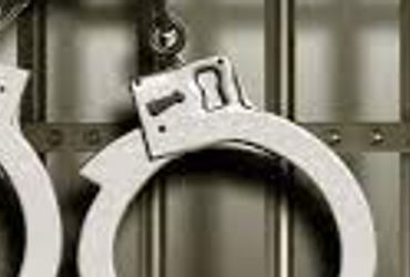 ભરબપોરે લૂંટની કોશિશ કરનાર ટોળકીનો એક આરોપી ઝડપાયો | One accused of a gang that attempted a robbery …