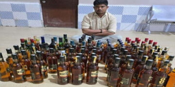 જામનગરમાં મકાનમાંથી ઇંગ્લિશ દારૂ પકડાયો દારૂના ધંધાર્થી આરોપીની અટકાયત : જ્યારે આરંભડાના સપ્લાયરને ફ…