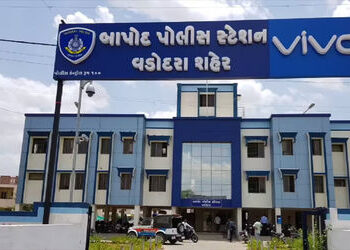 પતિની હાજરીમાં જ પરિણીતાનો હાથ પકડી બીભત્સ ઈશારા કરતા યુવક સામે ફરિયાદ નોંધાઈ | FIR against young ma…