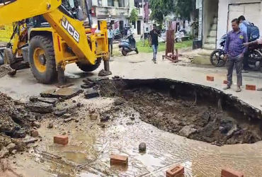 વડોદરામાં ગોરવા ખાતે મેઈન રોડ પર મસમોટો ભુવો, નાગરિકો પરેશાન | people suffer after huge potholes occ…