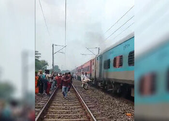 VIDEO: અચાનક ટ્રેનમાં આગ લાગતા મુસાફરો કૂદ્યા, હાવડા-નવી દિલ્હી સુપરફાસ્ટમાં બની ઘટના | howrah new d…