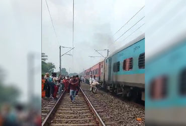 VIDEO: અચાનક ટ્રેનમાં આગ લાગતા મુસાફરો કૂદ્યા, હાવડા-નવી દિલ્હી સુપરફાસ્ટમાં બની ઘટના | howrah new d…