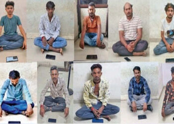 શહેરના ક્રેસન્ટ સર્કલ પાસેથી ચોરાઉ મોબાઈલ સાથે 5 શખ્સ ઝબ્બે | 5 people arrested with stolen mobile p…