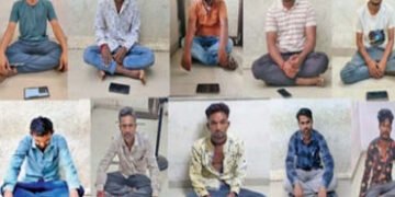 શહેરના ક્રેસન્ટ સર્કલ પાસેથી ચોરાઉ મોબાઈલ સાથે 5 શખ્સ ઝબ્બે | 5 people arrested with stolen mobile p…