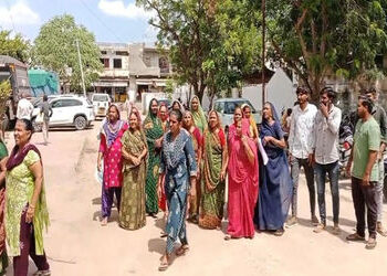 શિવરંજની સોસાયટીમાંથી ડમ્પરો પસાર થતાં રહિશોના જીવને જોખમ | Dumpers passing through Shivranjani Soci…