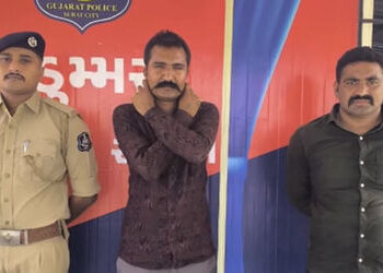 નકલી PSI બનીને ગરબા ગ્રાઉન્ડમાં કરતો હતો સીનસપાટાઃ અસલી પોલીસના હાથે ચઢતા કાન પકડી માંગી માફી | fake…