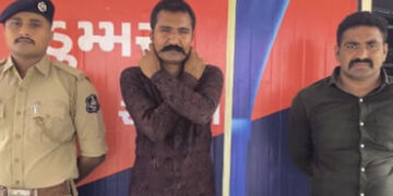 નકલી PSI બનીને ગરબા ગ્રાઉન્ડમાં કરતો હતો સીનસપાટાઃ અસલી પોલીસના હાથે ચઢતા કાન પકડી માંગી માફી | fake…