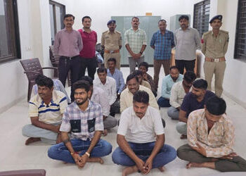 સાણંદના દોદર ગામાંથી રહેણાંક મકાનમાંથી જુગારની ક્લબ ઝડપાઈ | Gambling club busted in residential buil…