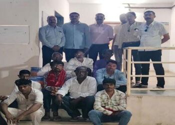 લીંબડીના જનશાળી ગામે ગંજીપાના વડે જુગાર રમતાં 9 શખ્સ ઝડપાયા | 9 people caught gambling with Ganji le…