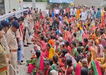 જીએસએફસી કંપની સામે છૂટા કરાયેલા 120 કામદારોનું ઉગ્ર આંદોલન | Fierce agitation by 120 laid off worke…