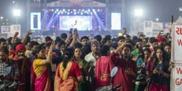 અમદાવાદમાં નવો ક્રેઝ, ગરબાના 2500ના પાસ, ટુ વ્હિલર પાર્કિંગના 100, પાણીની બોટલ રૂ. 50માં | Ahmedabad…