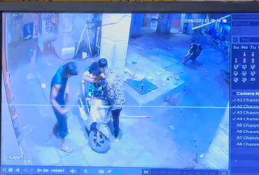 ખંડેરાવ માર્કેટમાં અસમાજિક તત્વોનો ત્રાસ : વેપારી પર હુમલો કરી લૂંટ! | Anti social elements harass K…