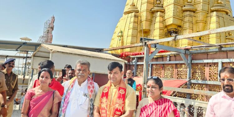 મંત્રીશ્રી પ્રવીણભાઈ માળીએ અંબાજી ખાતે માઁ અંબાના દર્શન કરીને રાજ્યની શાંતિ, સમૃદ્ધિ અને સુખાકારી મા…