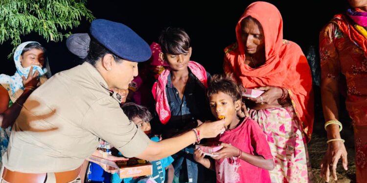 હડાદ પોલીસે અંતરિયાળ વિસ્તારમાં દિવાળીની અનોખી ઉજવણી કરી