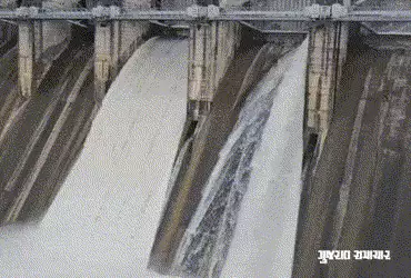 પંચમહાલ: પાનમ ડેમમાં લીકેજ, યુદ્ધના ધોરણે મેન્ટેનન્સ શરૂ, વધારાનું પાણી નદીમાં છોડાયું | Leakage in …