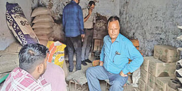 સયાલમાં સરકારી અનાજ બારોબાર વેચતો દુકાનદાર ઝડપાયો | Shopkeeper caught selling government food grains…