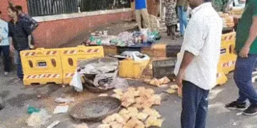 VIDEO: વડોદરામાં દબાણખાતાની ટીમે સામાન ફેંકી દેતાં રસ્તા વચ્ચે સૂઇ ગયો ફેરિયો, વીડિયો વાઈરલ | corpor…