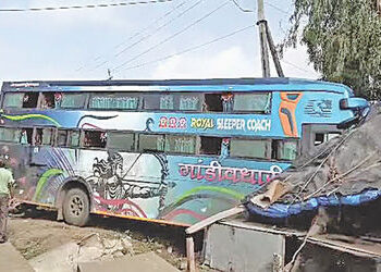 જુનાગઢથી નેપાળ જાત્રાએ જતી બસ ધોળકામાં દિવલ સાથે અથડાઇ | Bus going from Junagadh to Nepal for Jatra …