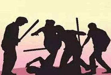 ફાફડાની લાઈનમાં થયેલી તકરારની અદાવત રાખી યુવાન પર છરીથી હુમલો | A young man was attacked with a knif…