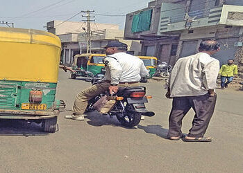 ટ્રાફિક કોન્સ્ટેબલ નિયમોનું પાલન ન કરતા હોવાની ભાજપના નેતાની પોસ્ટથી વિવાદ | BJP leader post about t…