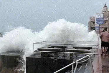 અરબ સાગરમાં ‘શક્તિ’ વાવાઝોડાની અસર: દ્વારકાના દરિયામાં 25 ફૂટના મોજાં ઉછળ્યા, વહીવટી તંત્ર એલર્ટ | c…