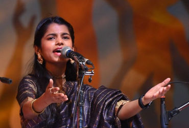 25 વર્ષની મૈથિલી ઠાકુર ભાજપ ટિકિટ આપે તો ચૂંટણી લડવા તૈયાર, બે બેઠકોના નામ આપ્યા | Maithili Thakur E…