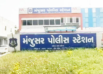 દૂધની ગાડીમાં દારૂની હેરાફેરી કરો છો તેમ કહી નકલી પોલીસનો 1.87 લાખ રોકડ અને બે મોબાઈલનો તોડ | 4 men …