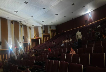 સુરત પાલિકા તંત્રએ મોટા ઉપાડે નાટ્ય સ્પર્ધા શરૂ કરી જાહેરાતના અભાવે પ્રેક્ષકો ન મળતા કલાકારોનું અપમા…