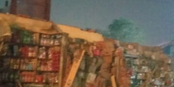 કાલુપુર રેલવે ઓવરબ્રિજ ઉપર આવેલી જર્જરીત દસ દુકાન ધરાશાયી | Traffic jam as ten shops collapse