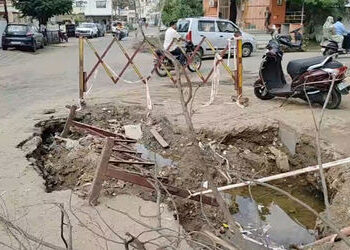 શહેરમાં વધુ બે સ્થળે ભુવા પડ્યા | Two more places in the city experienced flash floods
