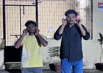 તલવાર અને ખંજર લઈને બે માથાભારે શખ્સો જાહેરમાં હુમલો કરવા દોડ્યા | Vadodara: Two men carrying swords…