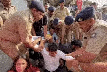 બોટાદ કિસાન મહાપંચાયતમાં જઈ રહેલા AAP પ્રદેશ પ્રમુખ ઈસુદાન ગઢવીની અટકાયત, પોલીસે રોકતા થઈ હતી ઉગ્ર બ…