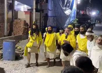 VIDEO: વહેલી સવારે 3 વાગ્યે પરિક્રમા માર્ગ પર આવ્યા સંત પ્રેમાનંદ મહારાજ, ભક્તોને આપ્યા આશીર્વાદ | p…