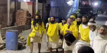 VIDEO: વહેલી સવારે 3 વાગ્યે પરિક્રમા માર્ગ પર આવ્યા સંત પ્રેમાનંદ મહારાજ, ભક્તોને આપ્યા આશીર્વાદ | p…