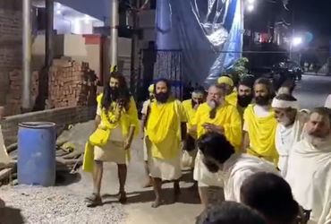 VIDEO: વહેલી સવારે 3 વાગ્યે પરિક્રમા માર્ગ પર આવ્યા સંત પ્રેમાનંદ મહારાજ, ભક્તોને આપ્યા આશીર્વાદ | p…