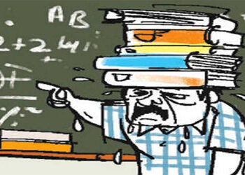દેશમાં એક લાખથી વધારે શાળાઓમાં ફક્ત એક જ શિક્ષક | There is only one teacher in more than one lakh sc…