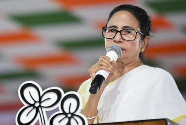 યુવતીઓએ રાત્રે બહાર ન નીકળવું રેપ મુદ્દે મમતાના નિવેદનથી વિવાદ