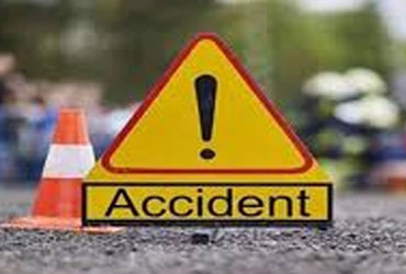 રોડ પર શટડાઉન લક્ઝરી બસની પાછળ બીજી બસ ઘૂસતા 3ના મોત | 3 killed as another bus rams into the back of…